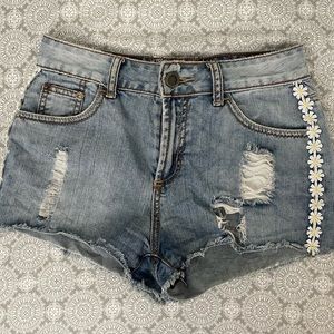 Small short short with pretty flowers details.